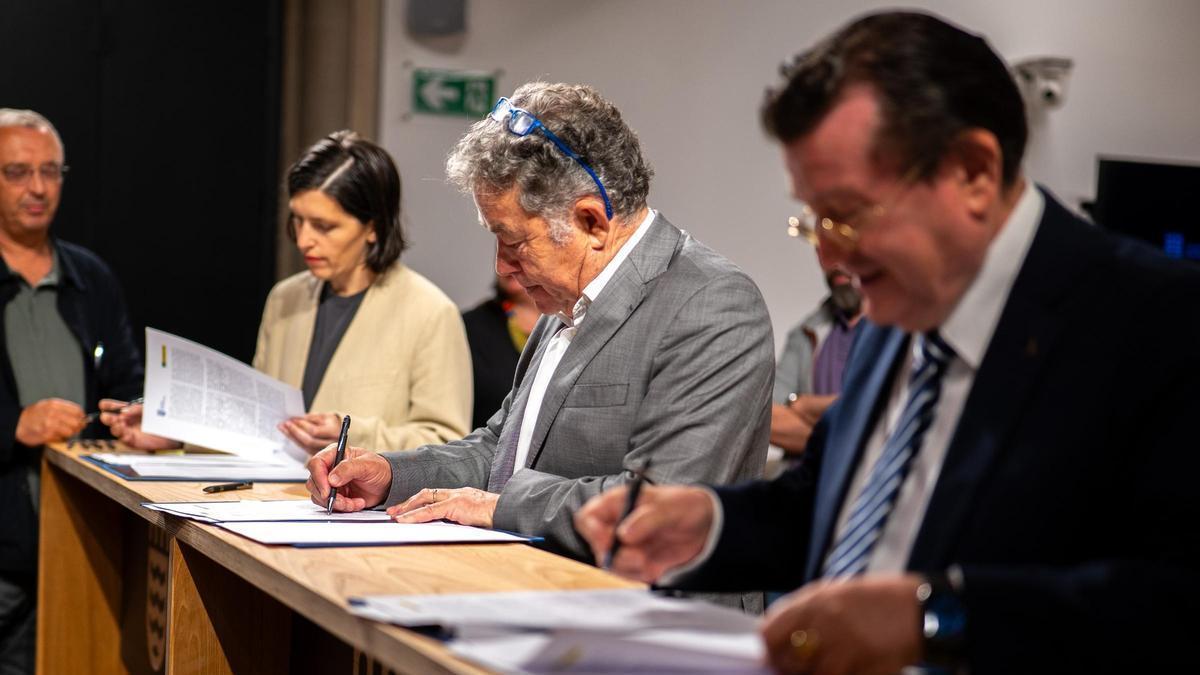 Acto de firma del convenio entre el Concello, la ONCE y los propietarios de la junta de compensación.
