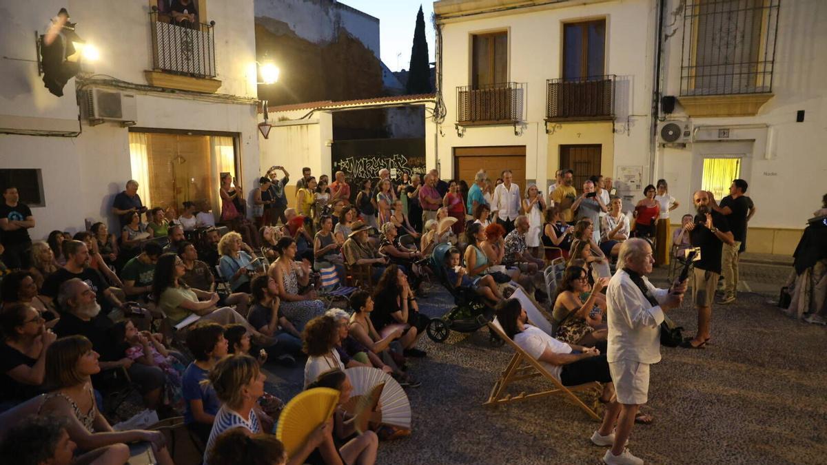 Concentración vecinal y cine mudo de proyesta, esta semana en la puerta del Fuenseca.