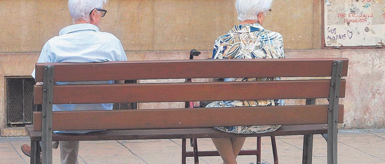 Dos mayores descansan en un banco a la sombra, esta semana.