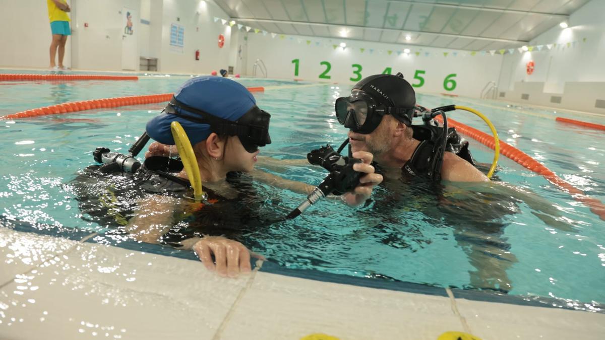 Uno de los bautismos de buceo organizados en la piscina de Bueu.