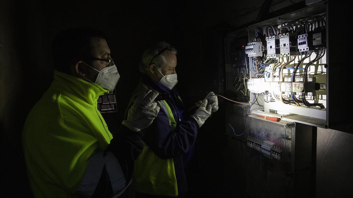 Operarios municipales restablecen el iluminado de las calles, que se corta a menudo porque vecinos pinchan la luz directamente de las farolas.