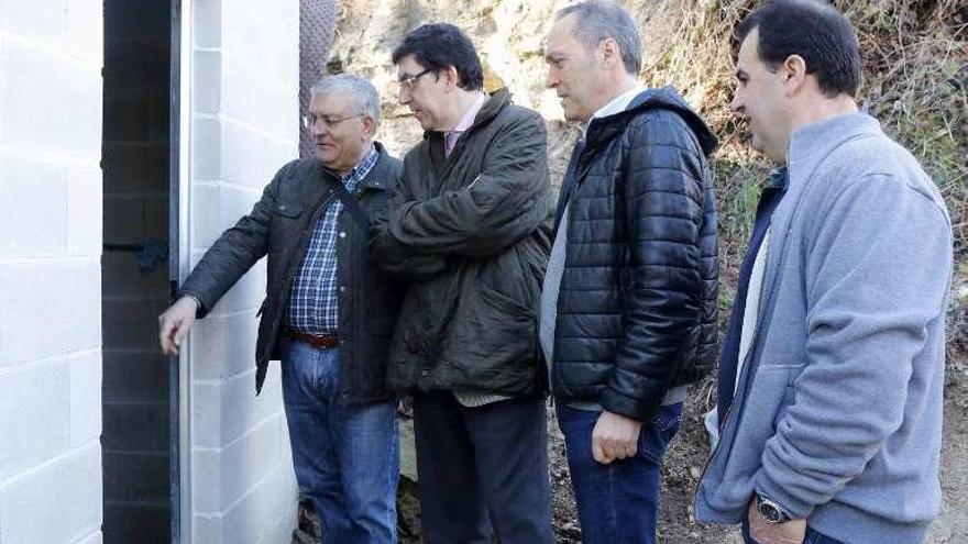 Fonterosa, López-Chaves y Reguera observan el nuevo depósito. // FdV