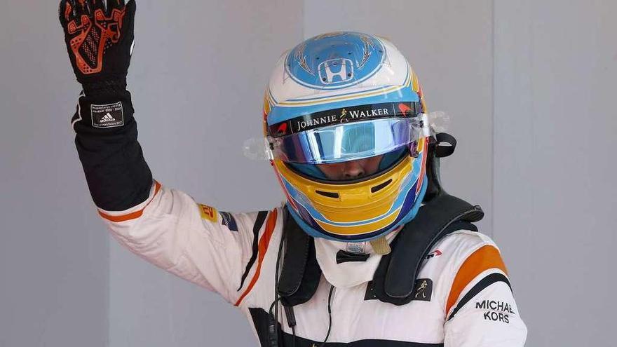 Fernando Alonso saluda tras la calificación de ayer. // Efe