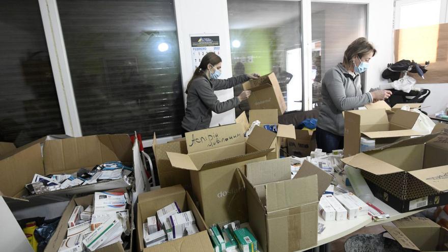 Un local de una ucraniana, en Murcia, recogía ayer material para el país invadido. | ISRAEL SÁNCHEZ