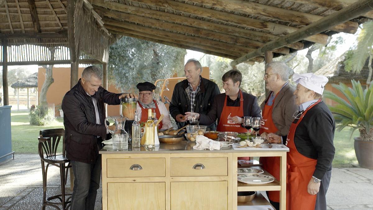 Bertín Osborne con el grupo de humoristas en 'Mi casa es la tuya'