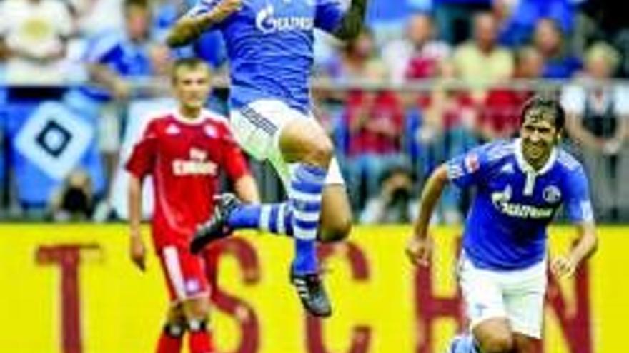 Raúl debuta con el Schalke ganando a Van Nistelrooy