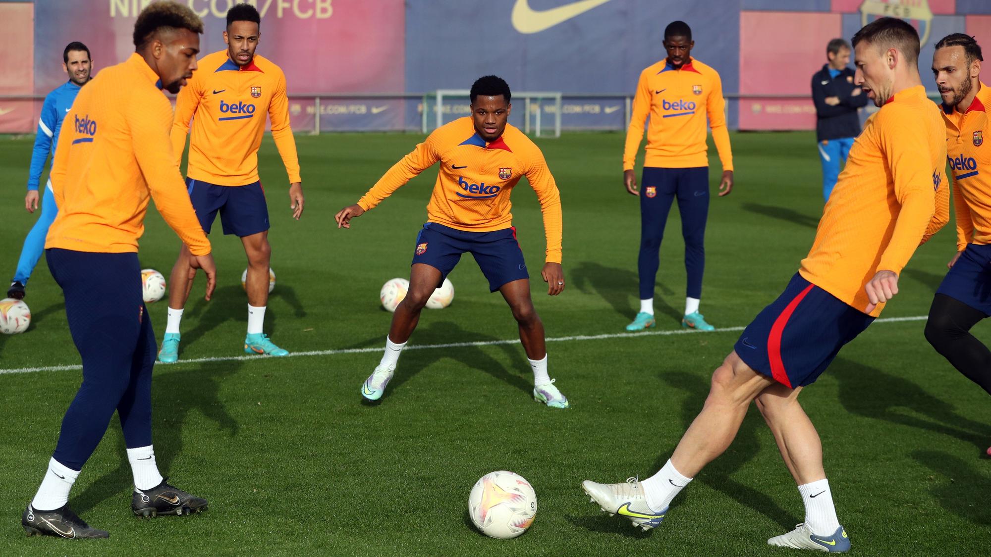 Ansu Fati, en el centro de un rondo en el entrenamiento de este lunes.