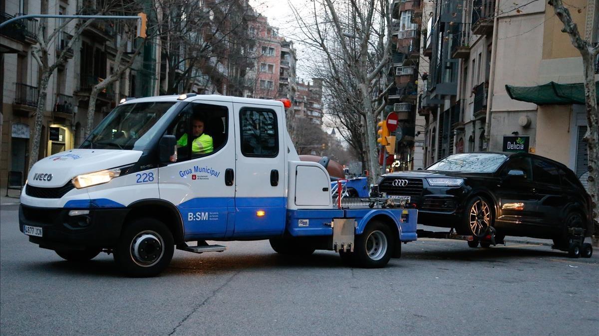 La grúa se lleva el coche de Coutinho en la Sagrada Familia.