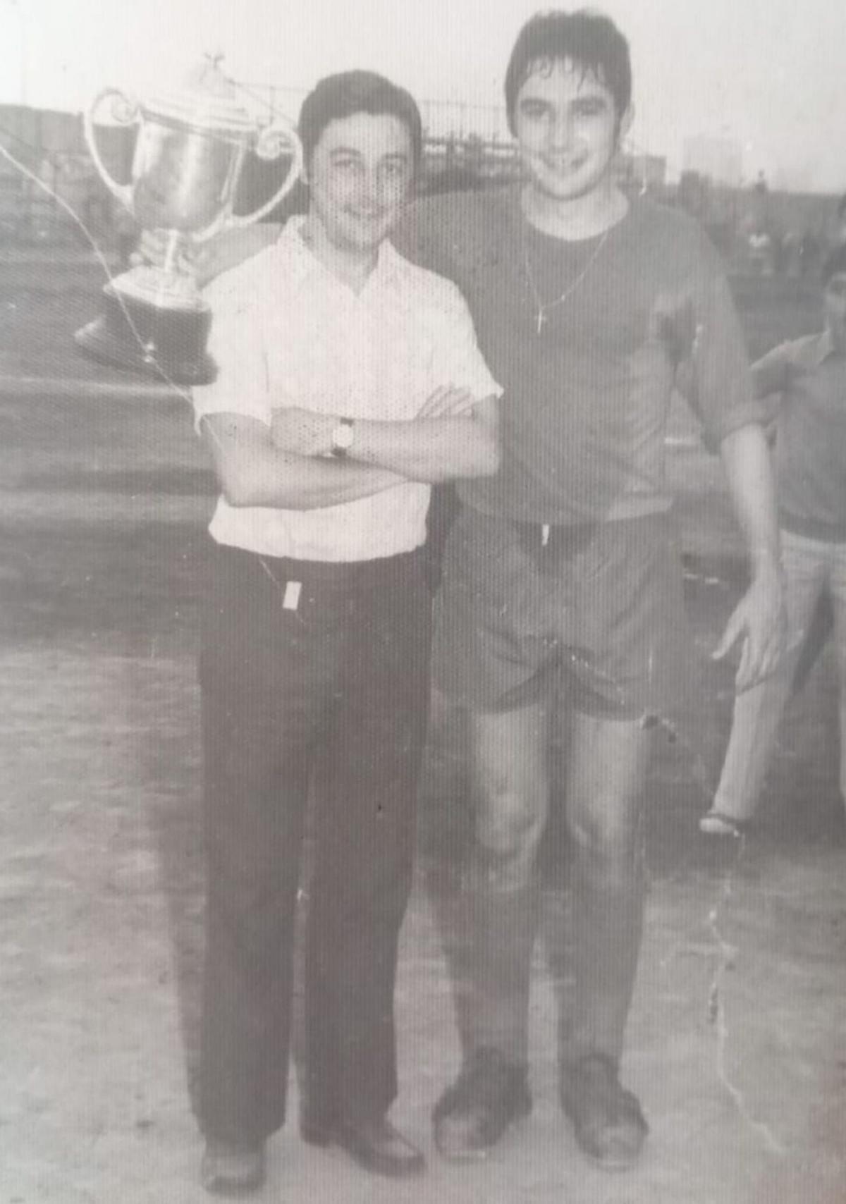 El autor, con su hermano Pepe, campeón de A Coruña con el Imperátor.  | / L. O.