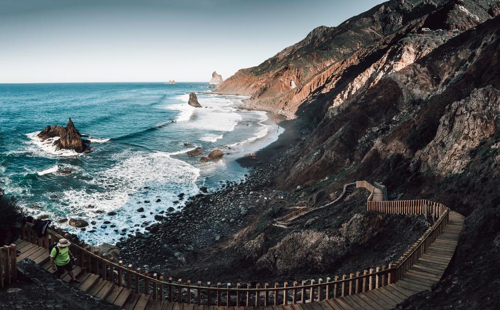 La impresionante playa Benijo, con sus arenales negros