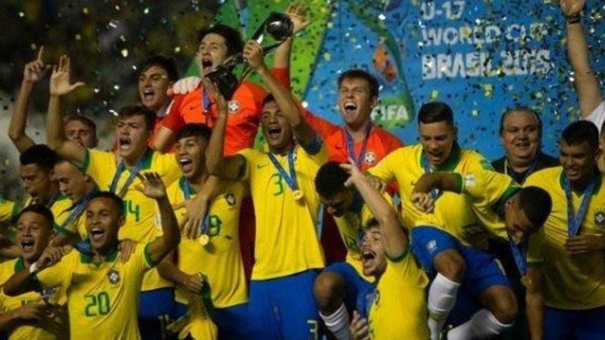 La selección brasileña sub-17 celebra el título mundialista.