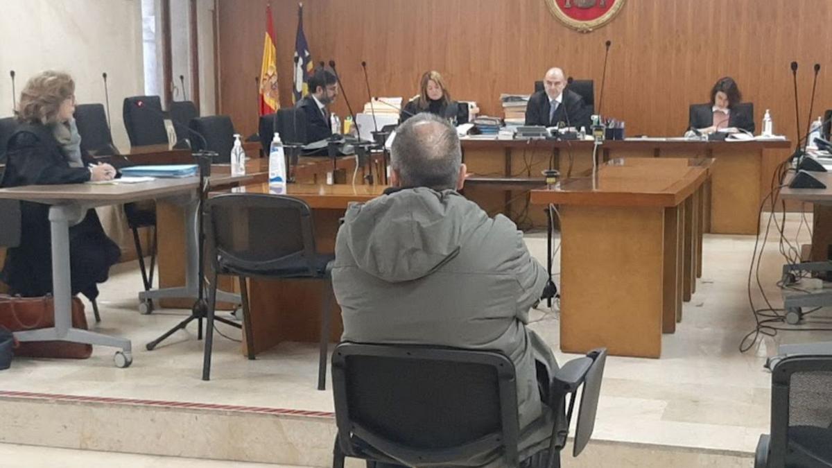 El padre acusado de abusar de su hijo, ayer, durante el juicio en la Audiencia de Palma.