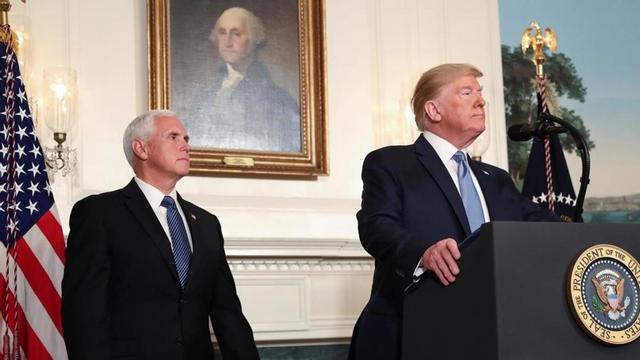 Trump y su vicepresidente, Mike Pence, durante la alocución de este lunes.