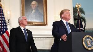 Trump y su vicepresidente, Mike Pence, durante la alocución de este lunes.