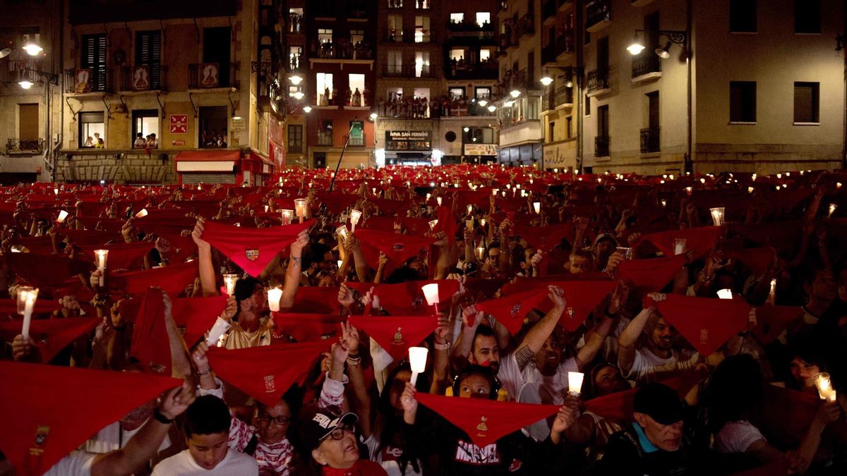 A las 12 de la noche, se han dado por finalizados oficialmente los Sanfermines 2025 con el canto del Pobre de Mí.