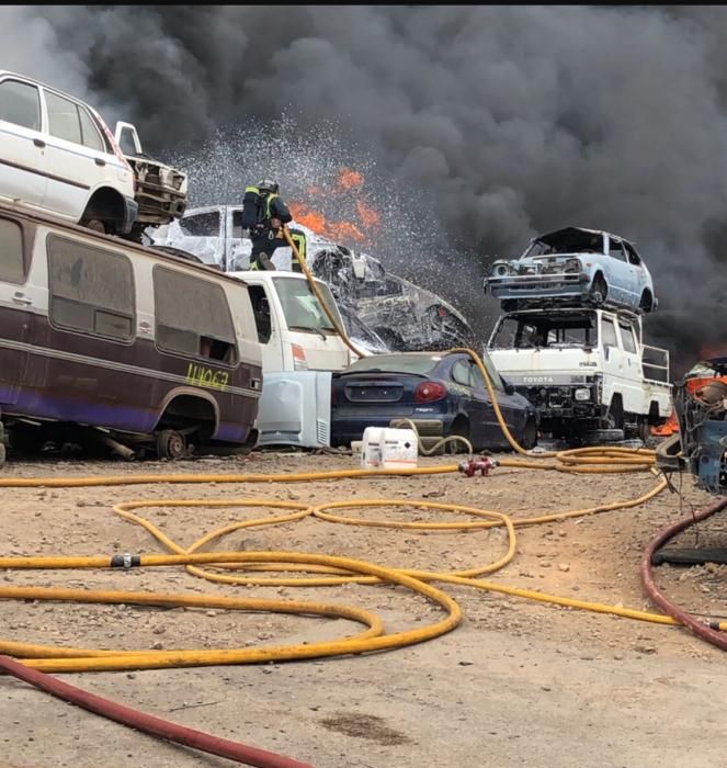 Aparatoso incendio en un desguace de Arona