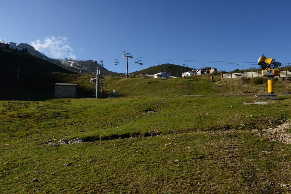 La estación de esquí Valgrande-Pajares sin nieve