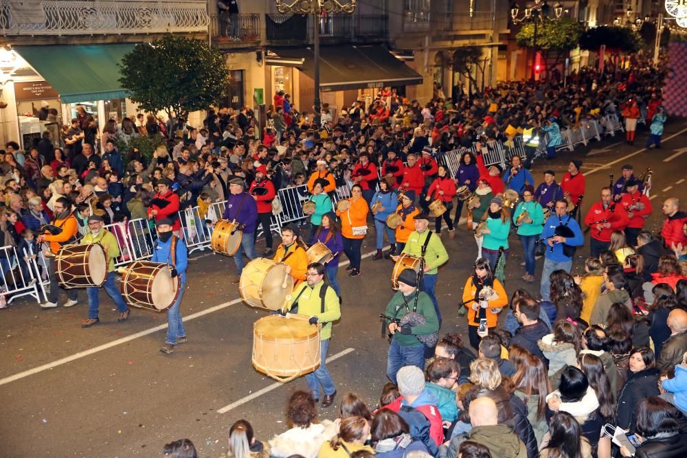 Miles de niños y niñas disfrutan junto a sus familias del desfile récord de la ciudad olívica. Melchor, Gaspar y Baltasar lanzaron caramelos desde sus carrozas.