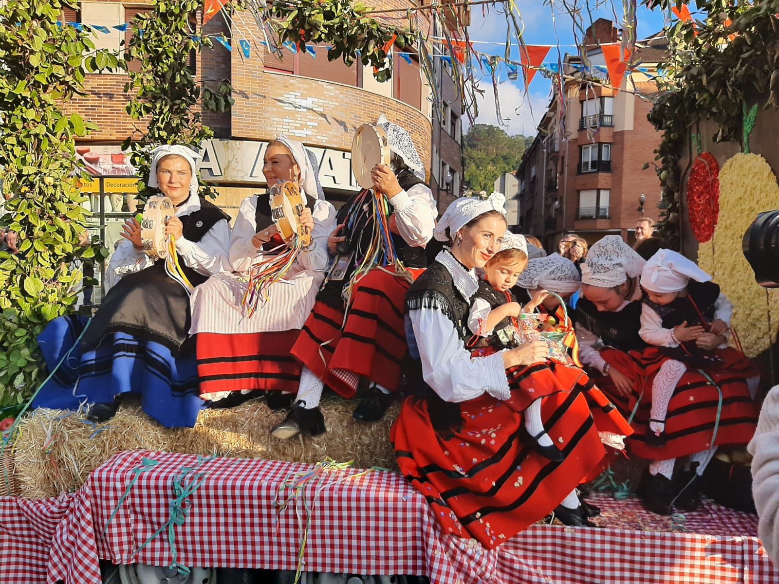 Villaviciosa ofrece el primer mosto a la Portalina: así ha sido el acto seguido de un desfile de carrozas