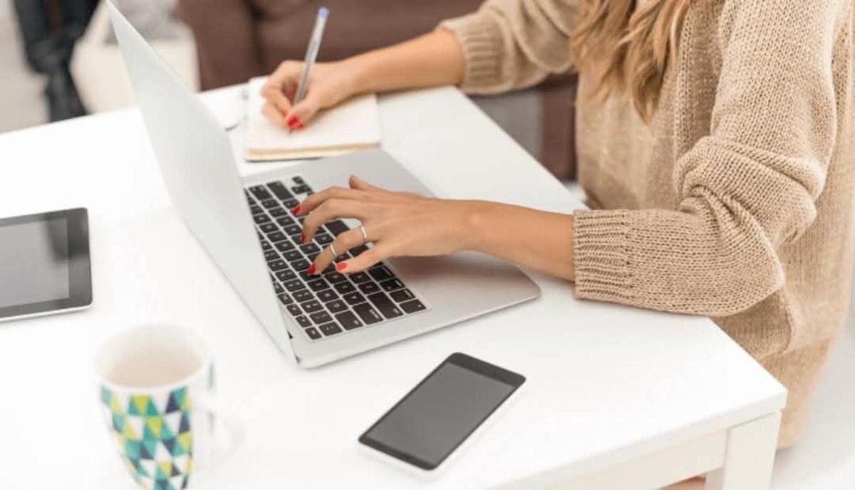 Una mujer trabajando con su ordenador portátil.
