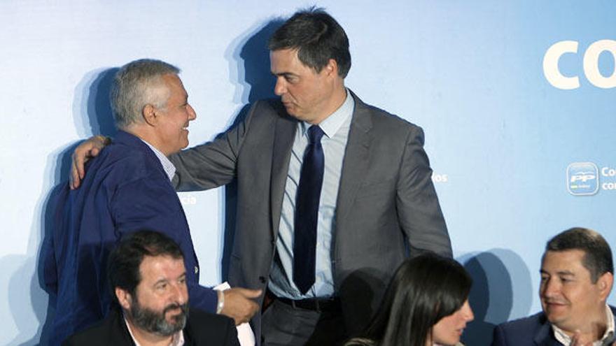 El presidente del PP-A, Javier Arenas, felicitó ayer al alcalde de Motril, Carlos Rojas, nuevo portavoz parlamentario.