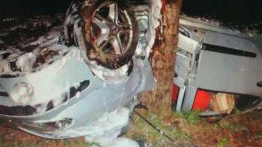 Un joven fallecido y dos heridos en Padrón al volcar e impactar su coche con un árbol