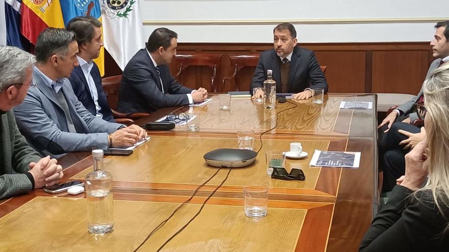 El alcalde, José Manuel Bermúdez, durante la reunión con representantes de empresarios de Lanzarote.