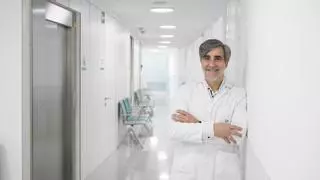 Doctor Lobo: así es el médico que enseña por toda España una cirugía ginecológica sin cicatrices