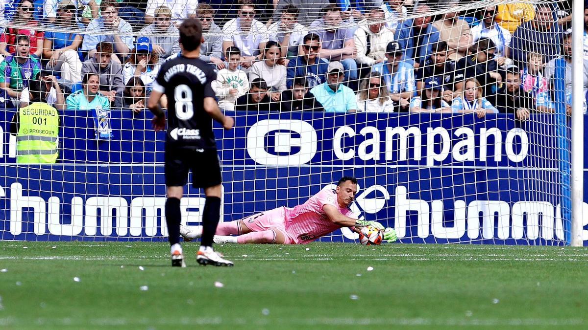 Alfonso Herrero atrapa el balón durante el Málaga CF-Ibiza
