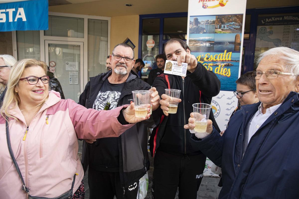 El 89603, primer premio de la Lotería del Niño 2023 se ha vendido en la administración LAnxova Milionària de LEscala, localidad costera de Girona