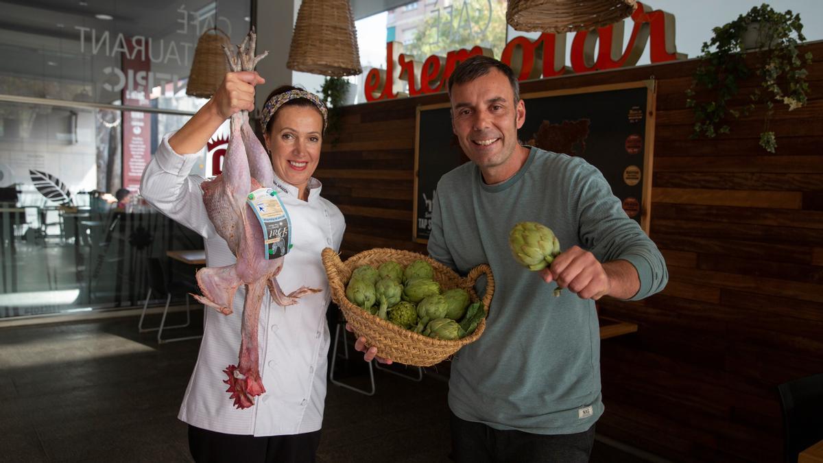 Susana Aragón, con un 'pota blava', y Óscar Teruelo, con alcachofas.