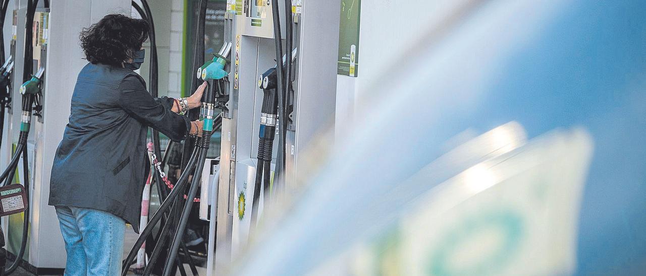 Una mujer reposta en una gasolinera de Santa Cruz de Tenerife.