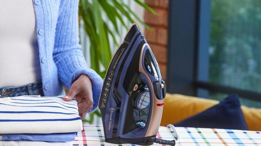 Esta plancha de Russell Hobbs es una auténtica superventas, alisa hasta las arrugas más difíciles y no llega ni a los 50 euros