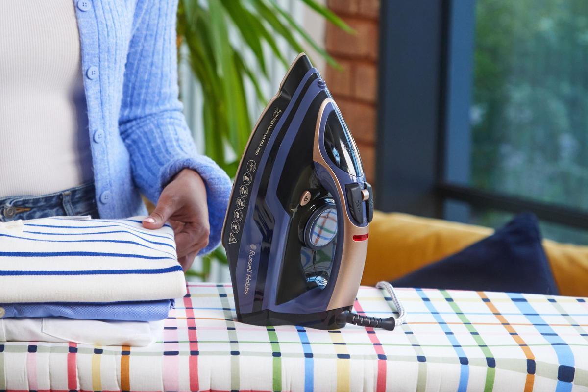 Esta plancha de Russell Hobbs es una auténtica superventas, alisa hasta las arrugas más difíciles y no llega ni a los 100 euros