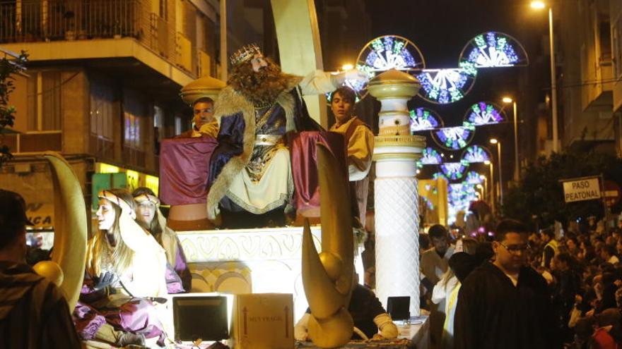 La Cabalgata de los Reyes Magos recorre Elche