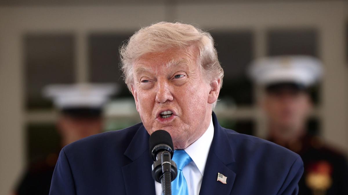 Trump crea un servicio de alertas para sus publicaciones de Truth Social que vende a inversores por 100.000 dólares al mes