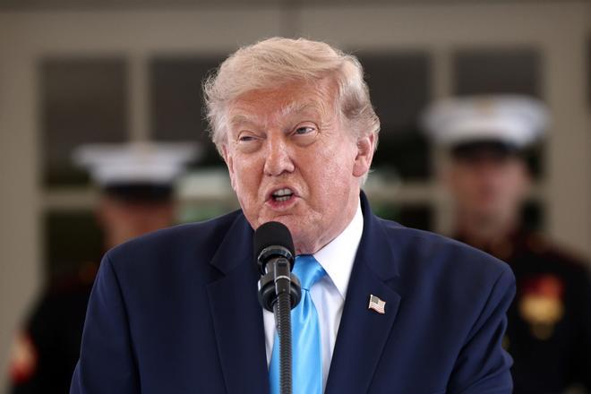 Trump crea un servicio de alertas para sus publicaciones de Truth Social que vende a inversores por 100.000 dólares al mes