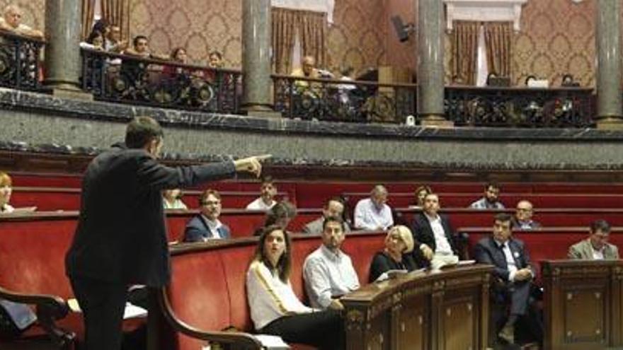 El equipo de gobierno municipal al completo en el pleno de ayer.