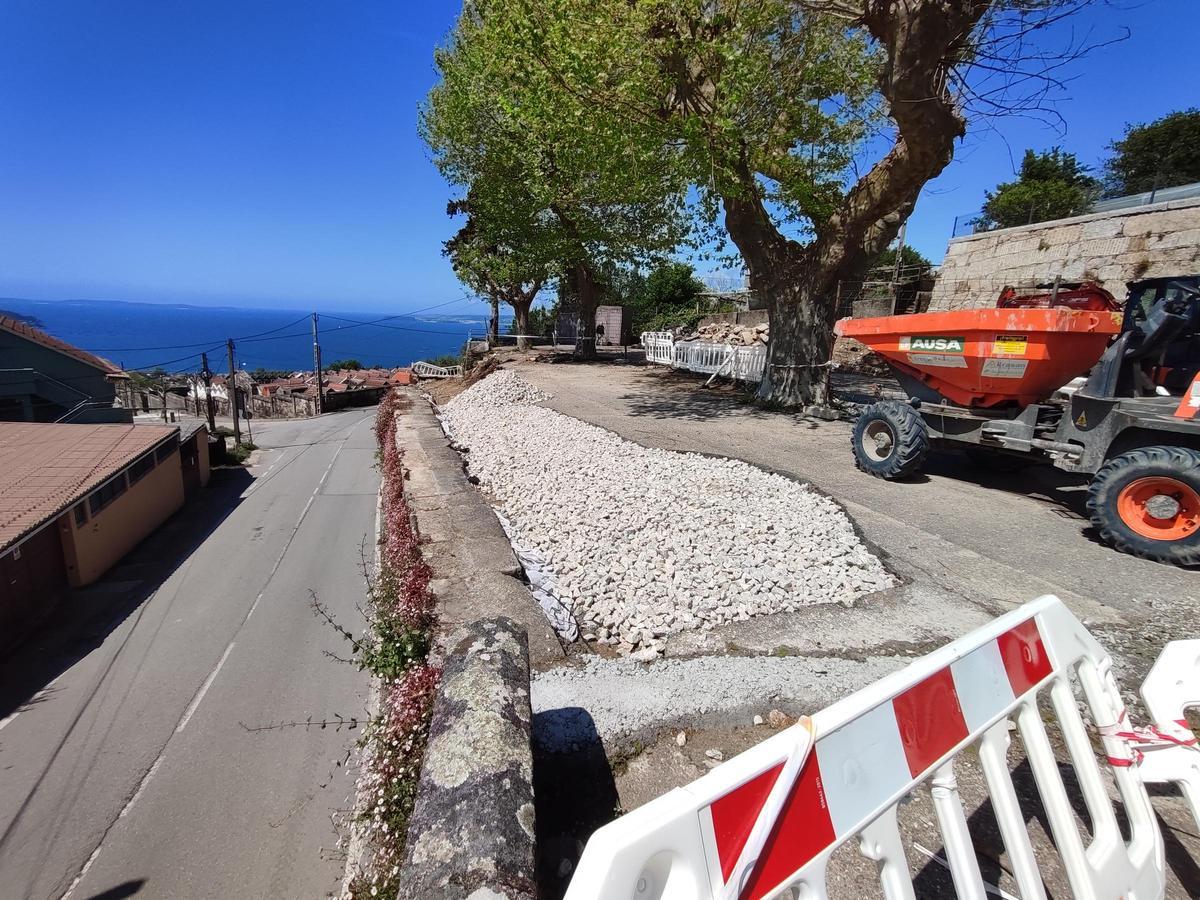 Perspectiva de la zona donde se está reparando el muro en Cela.