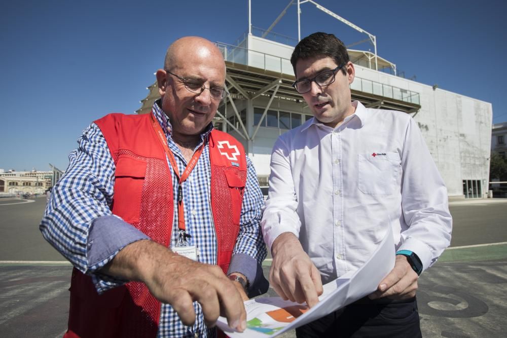 Acondicionamiento de la base del Alinghi por parte de Cruz Roja para acoger a los refugiados que llegaran el sabado en el barco Aquarius