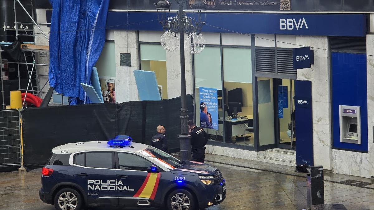 Una patrulla de la Policía Nacional en el centro de Vilagarcía.