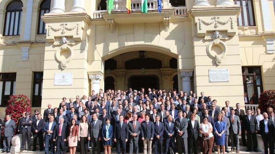 Foto de familia a las puertas del Ayuntamiento de los participantes en la decimoctava reunión del Málaga Valley.