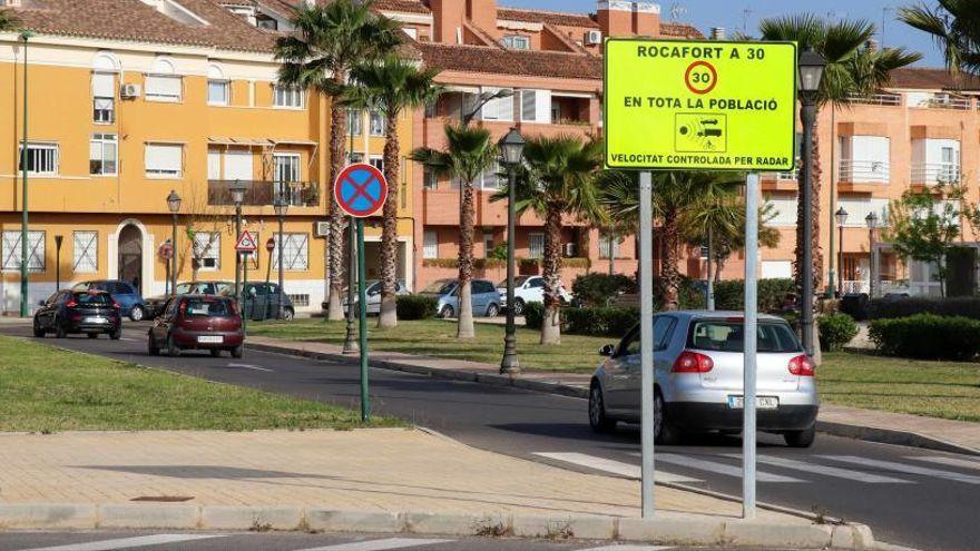 La entrada de Rocafort con un cartel que avisa que hay que circular a 30 km/h