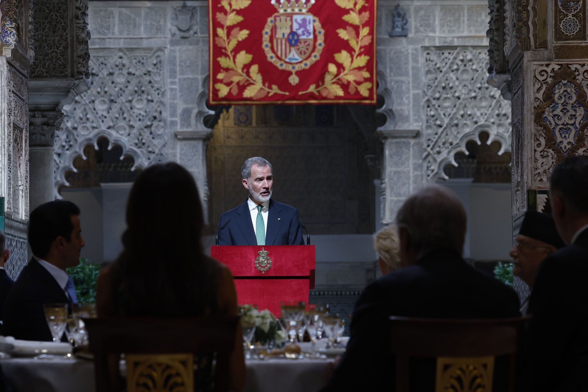 El rey Felipe VI ofrece un discurso, este domingo, durante la cena de gala que han ofrecido los reyes a los líderes mundiales que asisten a la IV Conferencia Internacional sobre Financiación para el Desarrollo. EFE/ Mariscal POOL. POOL