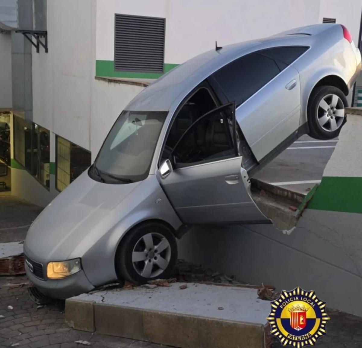 Coche estampado en un aparcamiento de Paterna.