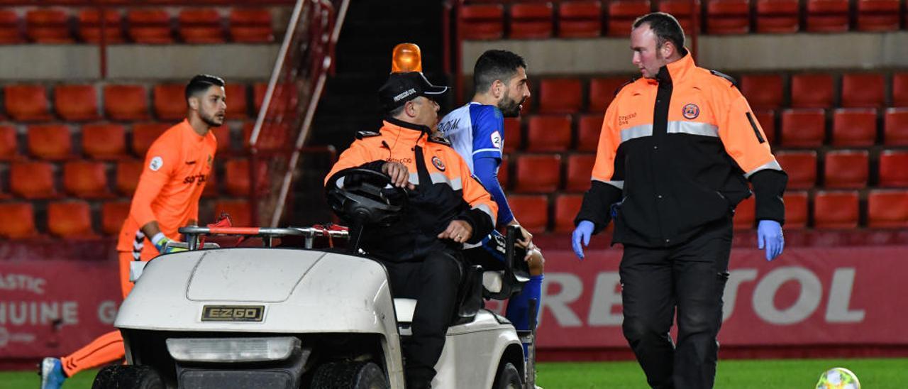 El goleador del Hércules Carlos Martínez abandona en camilla el césped del Nou Estadi de Tarragona.