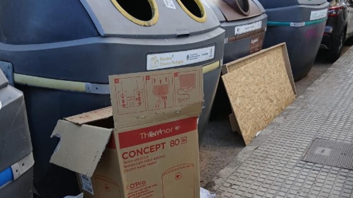 Enseres y voluminosos en los contenedores, imagen publicada en las redes sociales de la Policía Local