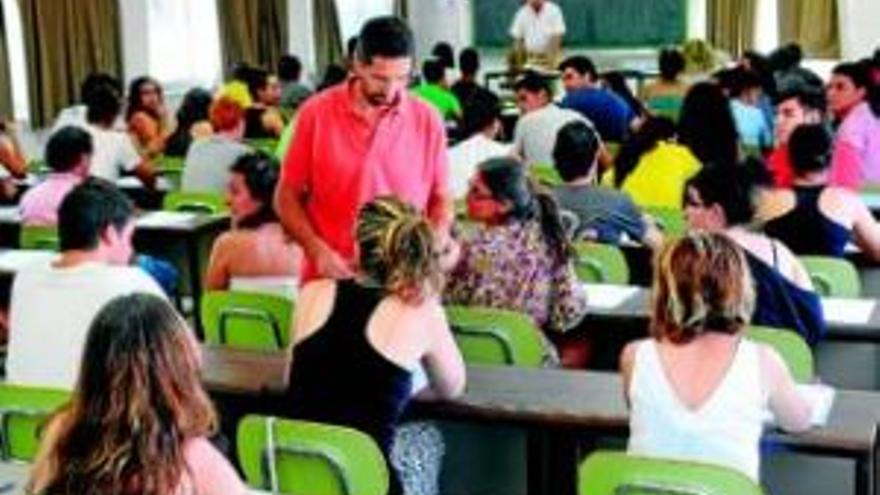 Las autoescuelas exigen examinar en verano