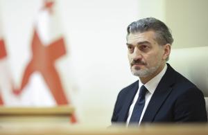 Mijeil Kavelashvili jura su cargo como nuevo presidente de Georgia