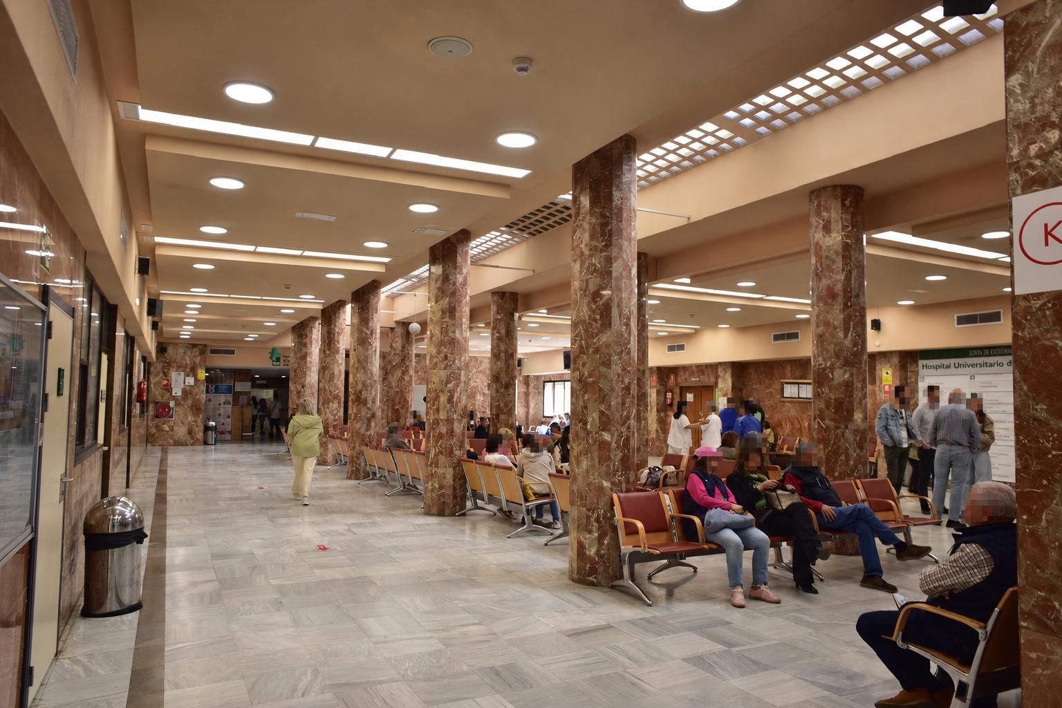 Hall del Hospital Universitario de Badajoz, en una imagen de archivo.